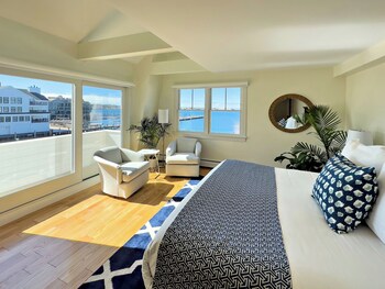Premier Suite, 1 King Bed, Balcony, Harbour View | 1 bedroom, hypo-allergenic bedding, laptop workspace, iron/ironing board