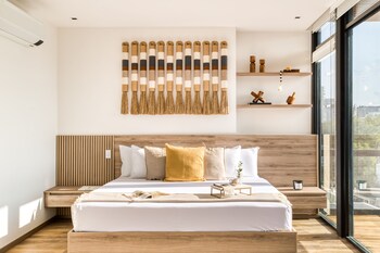 Deluxe Studio with a Private Balcony | 거실 공간 | 디지털 채널 시청이 가능한 50인치 스마트 TV