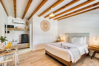 Alberca al aire libre, sombrillas en la alberca y camastros 