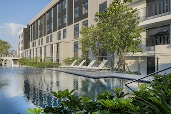 2 outdoor pools