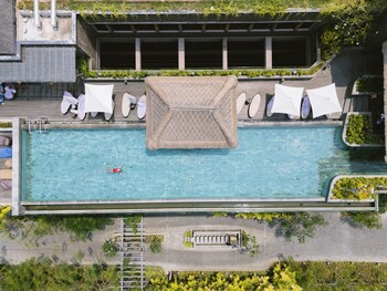 Outdoor pool, open 7:00 AM to 7:00 PM, pool umbrellas, sun loungers