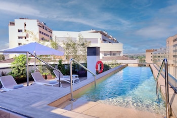 Una piscina al aire libre de temporada