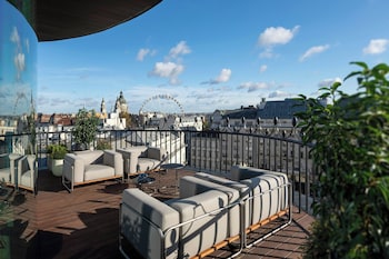 Breakfast, lunch, dinner served; garden views