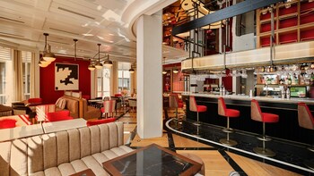 Minibar, caja de seguridad en la habitación y escritorio