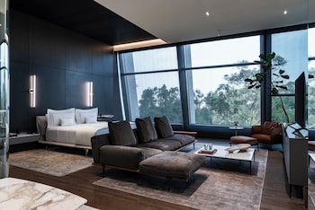 1 bedroom, Egyptian cotton sheets, premium bedding, down comforters