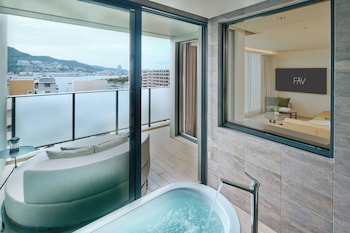 Twin Bed Suite with Jacuzzi, Non Smoking | Bathroom | Free toiletries, hair dryer, slippers, bidet