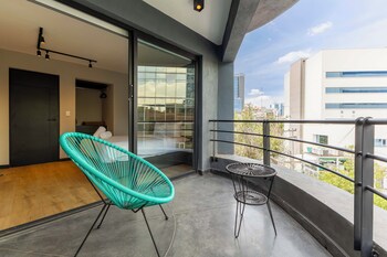 Comfort Apartment, 2 Bedrooms | Bathroom | Shower, free toiletries, hair dryer, towels