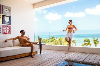 2 outdoor pools