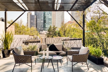 Jr. Penthouse with a Private Terrace | Aire de séjour | Téléviseur connecté de 50 po avec télévision numérique, Netflix