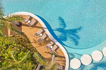 9 outdoor pools, open 9:00 AM to 9:00 PM, free cabanas, pool umbrellas