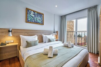 Deluxe Room with Sea View | 1 bedroom, minibar, in-room safe, soundproofing
