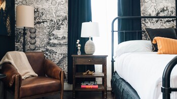 واي فاي مجانًا وملاءات أسرّة