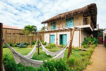 Außenpool, Sonnenschirme, Liegestühle