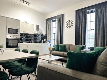 Apartament Deluxe, bany privat (Apartment 4 garden view ) | Cuina privada | Frigorífic gran, microones, forn i torradora 