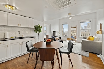 Penthouse Apartment | Cozinha privada | Geladeira grande, micro-ondas, cooktop, cafeteira/chaleira