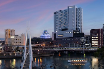 朝食、ランチ、ディナーに営業