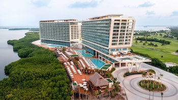 Playa privada en los alrededores y playa de arena blanca