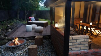 1 bedroom, individually decorated, individually furnished, bed sheets