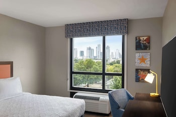 Piscine extérieure, cabanons gratuits, chaises longues