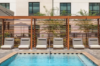 Outdoor pool, free cabanas, sun loungers