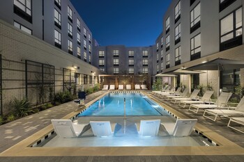 Outdoor pool, free cabanas, sun loungers