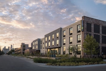 Una piscina al aire libre, cabañas de piscina gratuitas, tumbonas