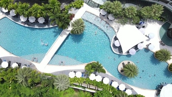 3 piscines extérieures, parasols de plage, chaises longues