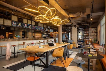 Bar-salon dans le hall