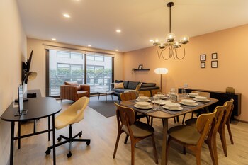 Luxury-Apartment, 3 Schlafzimmer, Balkon, Stadtblick | Eigene Küche | Großer Kühlschrank, Mikrowelle, Ofen, Wasserkocher