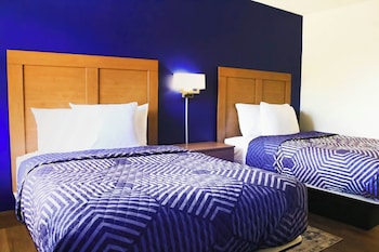 Basic Room, 2 Double Beds, Non-Smoking, Exterior Entry | Ropa de cama hipoalergénica y espacio para trabajar con laptop