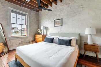 Breakfast, lunch and brunch served