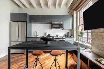 Breakfast, lunch and brunch served