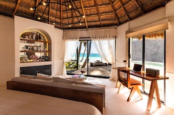 Private beach, white sand, beach bar