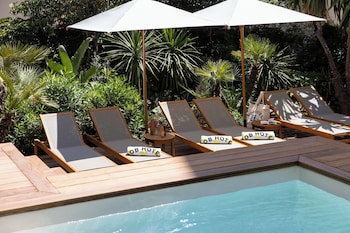 Piscina all'aperto, ombrelloni da piscina, lettini