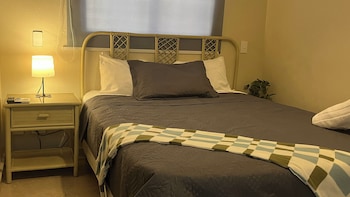 Chambre familiale | Literie hypoallergénique, coffre-fort, bureau, accès au Wi-Fi (inclus)