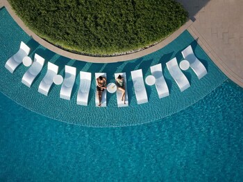 4 buitenzwembaden, zwembadcabana's (toeslag) en parasols bij het zwembad