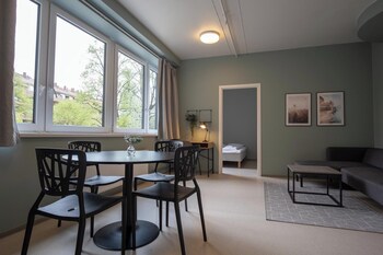 Single bed in female dormitory room | Individuelt dekorert, blendingsgardiner, wi-fi (inkludert) og sengetøy