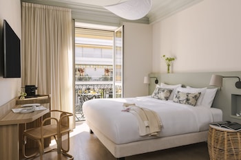 1 habitación, decoración personalizada, muebles diferentes y escritorio 