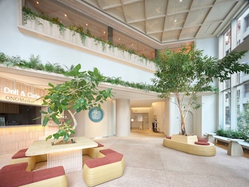 Melayani sarapan, makan siang, dan makan malam