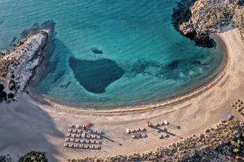 Playa privada, camastros, sombrillas y toallas de playa 