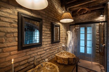 Suite superior | Baño | Amenidades de baño gratuitas, secadora de cabello, batas, pantuflas