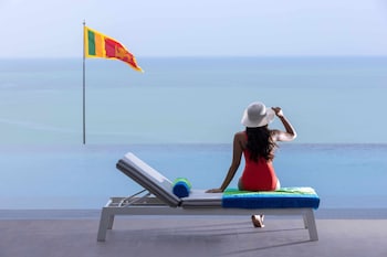 3 bars/lounges, poolside bar