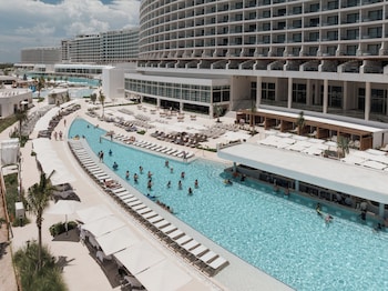 Free minibar, in-room safe, desk, blackout drapes