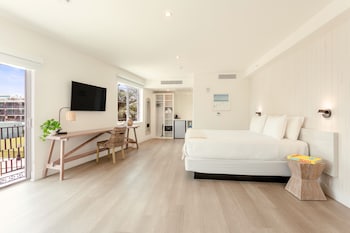 Beach nearby, white sand, sun-loungers, beach towels