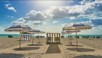 Beach nearby, white sand, sun-loungers, beach towels