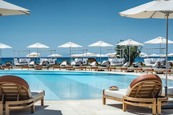 Sur la plage, chaise longue, parasol, serviettes de plage