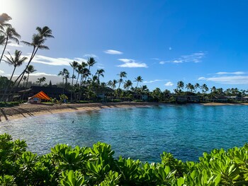 Beach nearby, white sand, beach towels