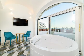 Habitación, hidromasaje | 1 habitación, ropa de cama de alta calidad y camas con efecto memoria