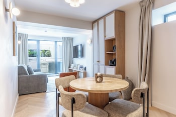 Daily full breakfast (EUR 20 per person)