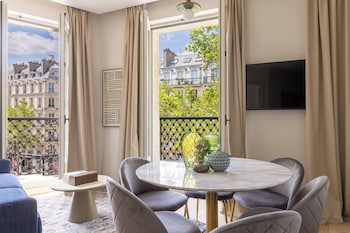 تلفزيون ذكي بحجم 50-سم يعرض قنوات فضائية، برامج وأفلام نتفليكس، خدمات بث